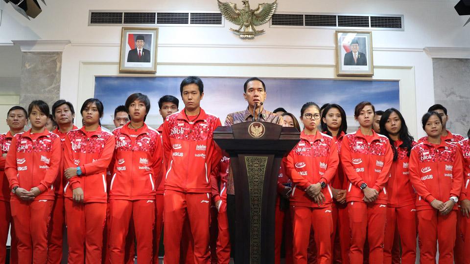 Presiden Joko Widodo (tengah) bersama dengan tim Piala Thomas dan Uber Indonesia di  Istana Merdeka.